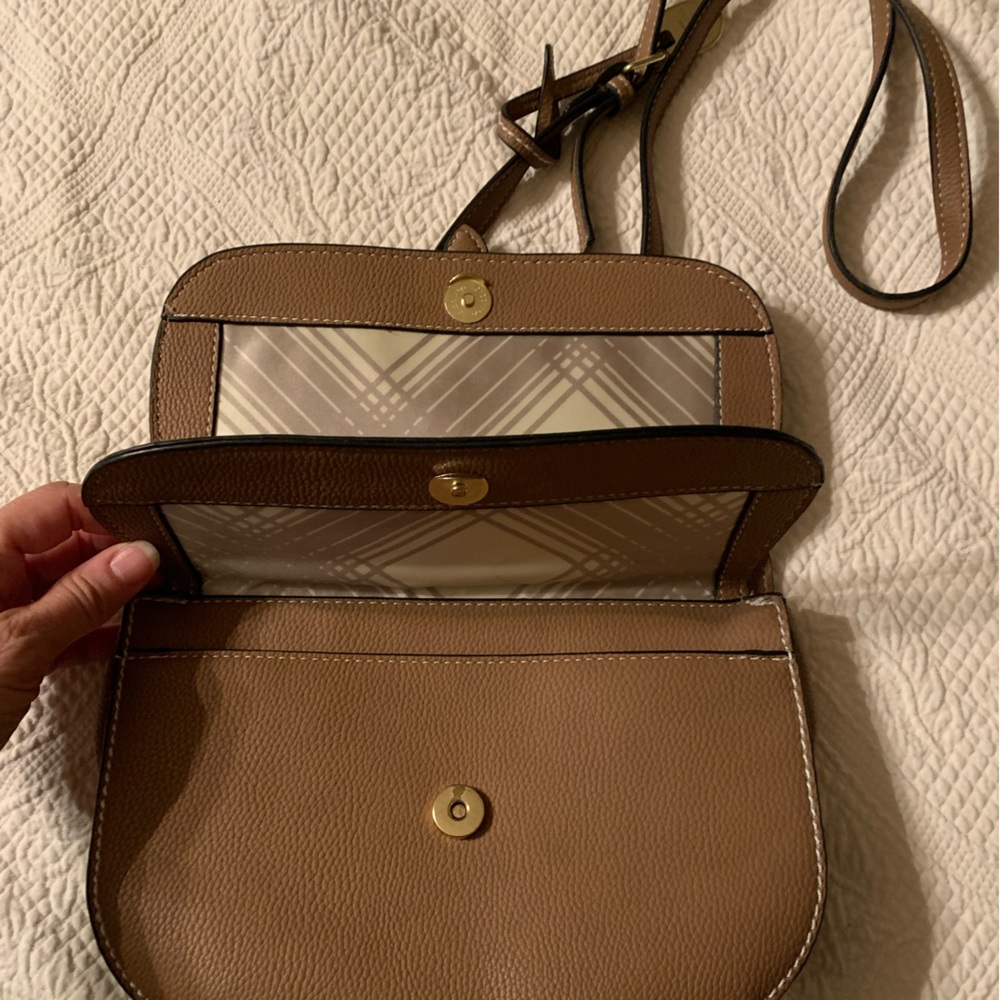 Great little London Fog bag. Has great compartments in the front that are secure